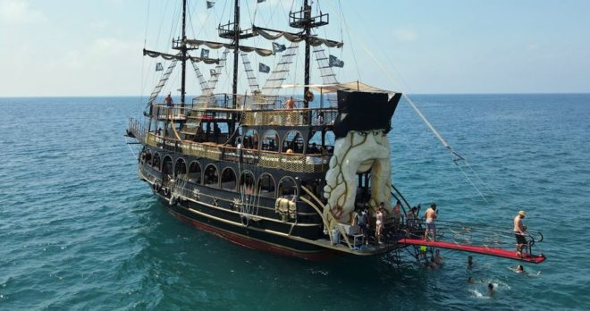 Пиратская прогулка на лодке в Анталии - купание, пенная вечеринка и средиземноморское приключение